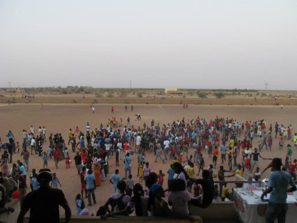 LYCÉE DE OUROSSOGUI ; Des élèves jettent leurs blouses et leurs cahiers dans l'eau LYCÉE DE OUROSSOGUI ; Des élèves jettent leurs blouses et leurs cahiers dans l'eau