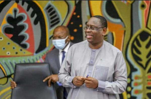 Macky décaisse de l'argent pour la diffusion de son documentaire Macky décaisse de l'argent pour la diffusion de son documentaire