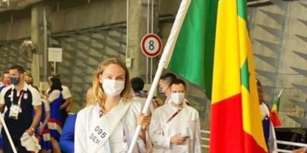 Jeux olympiques : quand une athlète blanche porte-drapeau du Sénégal fait le buzz Jeux olympiques : quand une athlète blanche porte-drapeau du Sénégal fait le buzz