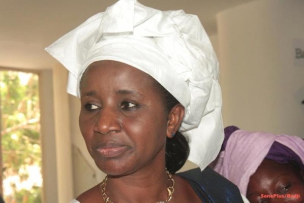 Aide Covid : Mariama Sarr distribuait des denrées à ses agents Aide Covid : Mariama Sarr distribuait des denrées à ses agents