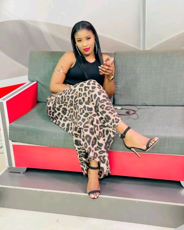 La ravissante Julie actrice dans la série ” Infidèles” La ravissante Julie actrice dans la série ” Infidèles”