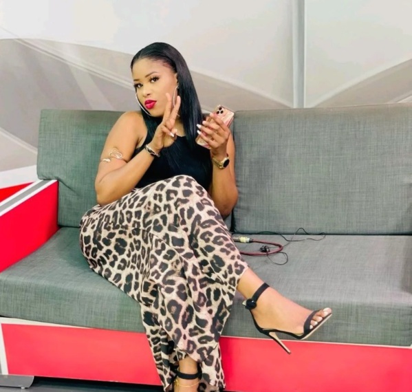 La ravissante Julie actrice dans la série ” Infidèles” La ravissante Julie actrice dans la série ” Infidèles”