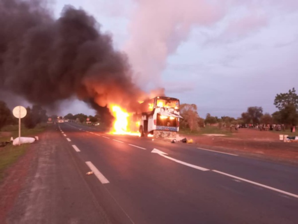 Kaolack : Un bus prend feu à l'entrée de Ngathie Naoudé Kaolack : Un bus prend feu à l'entrée de Ngathie Naoudé
