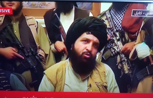 Un ancien détenu de Guantanamo assis sur le fauteuil du Président Afghan: Une humiliation pour les USA Un ancien détenu de Guantanamo assis sur le fauteuil du Président Afghan: Une humiliation pour les USA