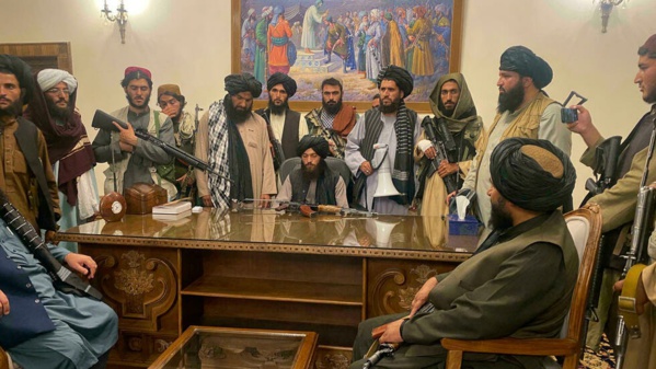 Les talibans crient victoire dans le palais présidentiel à Kaboul 