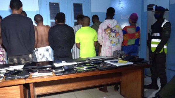 CYBERCRIMINALITÉ : 32 Nigérians arrêtés à Grand Mbao CYBERCRIMINALITÉ : 32 Nigérians arrêtés à Grand Mbao