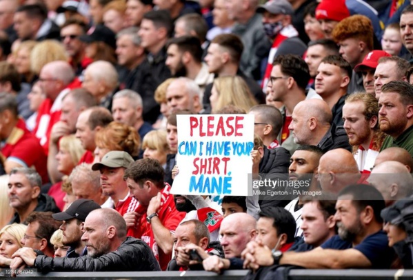 Un jeune fan brandit une pancarte pour demander le maillot de Sadio Mané