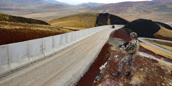 Deux pays érigent leurs murs pour bloquer les Afghans Deux pays érigent leurs murs pour bloquer les Afghans