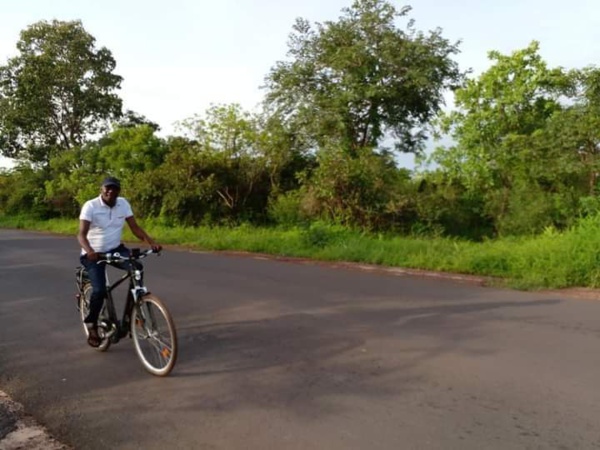 Campagne de séduction : Le Ministre Abdoulaye Diop en vélo à Sédhiou
