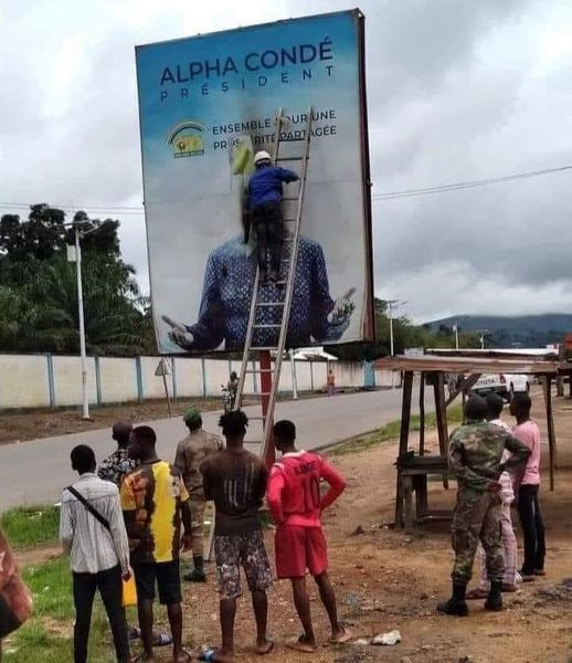 Guinée : Le CNRD enlève progressivement les affiches d'Alpha Condé