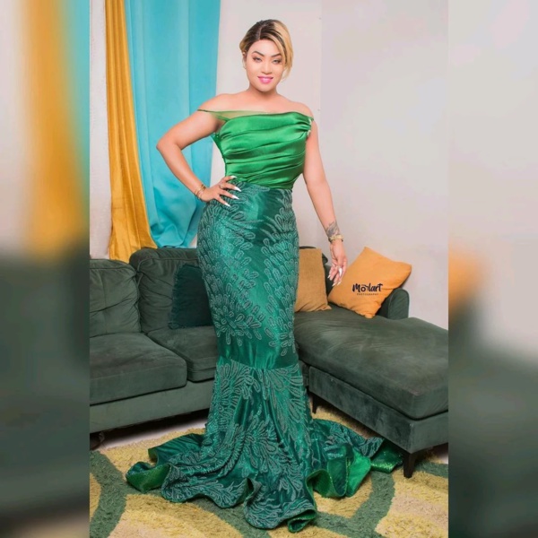 Léna de la série "Infidèles" charme avec ses yeux Léna de la série "Infidèles" charme avec ses yeux