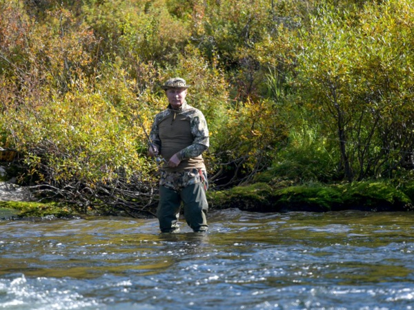 Poutine est sorti de son isolement pour aller pêcher en Sibérie