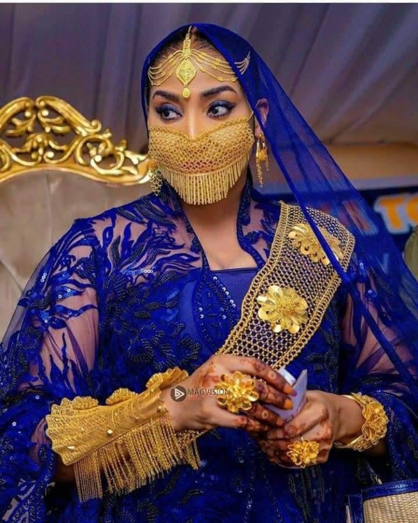 Ngoye Fall, la jeune dame qui "joue" avec l'argent Ngoye Fall, la jeune dame qui "joue" avec l'argent