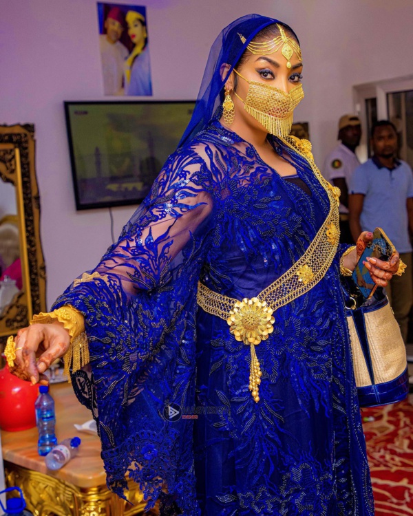 Ngoye Fall, la jeune dame qui "joue" avec l'argent Ngoye Fall, la jeune dame qui "joue" avec l'argent