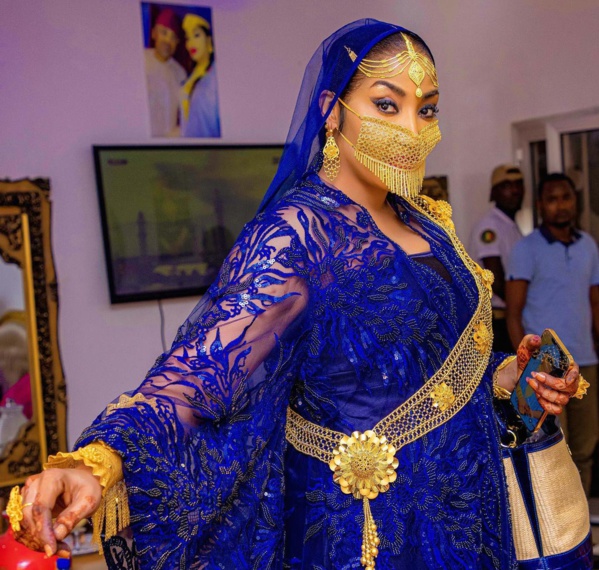 Ngoye Fall, la jeune dame qui "joue" avec l'argent 