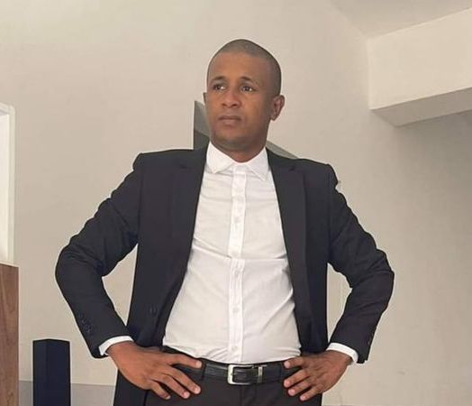 Ousmane Gnelloy Diallo, "ministre de la défense de Condé sur Facebook" arrêté à l'aéroport 