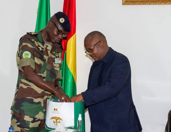 Pour déloger les rebelles du MFDC, le CEMGA Wade à Bissau...il a peaufiné une stratégie avec Mballó Pour déloger les rebelles du MFDC, le CEMGA Wade à Bissau...il a peaufiné une stratégie avec Mballó