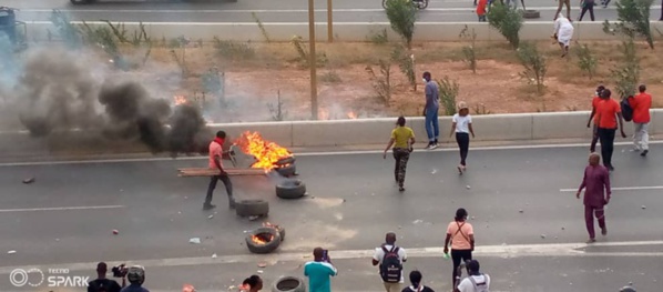 Malgré la présence massive des hommes d'Antoine Diome, des militants de l'opposition ont bloqué la voie Malgré la présence massive des hommes d'Antoine Diome, des militants de l'opposition ont bloqué la voie