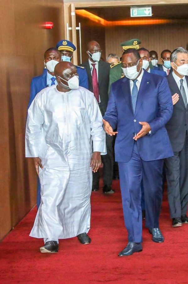 Macky et Idy en pleine discussion : Ces images qui rassurent la coalition "Mbourou Ak Soow" Macky et Idy en pleine discussion : Ces images qui rassurent la coalition "Mbourou Ak Soow"