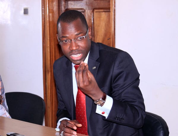 Yankhoba Diatara menace de virer Bibi Baldé de son poste de DG de la Poste