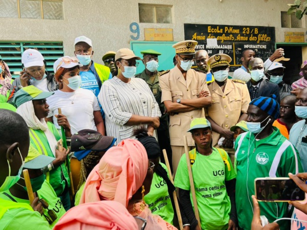 "Bësup Sétal" : Le ministre de la jeunesse, Néné Fatoumata Tall exhorte les Sénégalais à maintenir "la propreté pour un cadre de vie convivial" "Bësup Sétal" : Le ministre de la jeunesse, Néné Fatoumata Tall exhorte les Sénégalais à maintenir "la propreté pour un cadre de vie convivial"