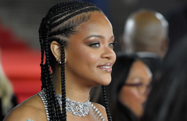 Rihanna sort la jupe XXS en plein hiver et fait grelotter la toile Rihanna sort la jupe XXS en plein hiver et fait grelotter la toile