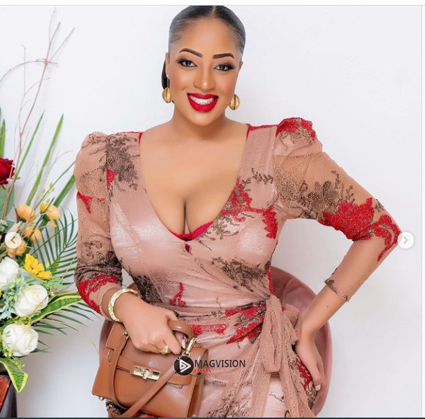 Betty Dia sexy en robe moulante (Photos)