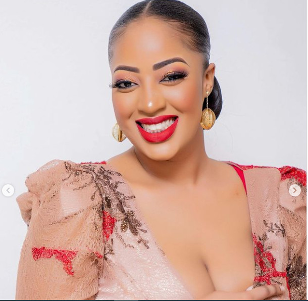 Betty Dia sexy en robe moulante (Photos)