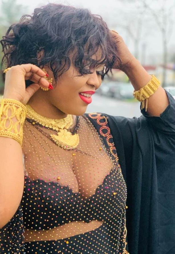 La chanteuse Guigui Sarr, une fervente chrétienne, fête noël !!! La chanteuse Guigui Sarr, une fervente chrétienne, fête noël !!!