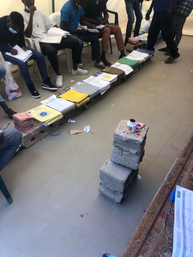 Des briques servant de tables : le régime de Macky SALL récidive Des briques servant de tables : le régime de Macky SALL récidive