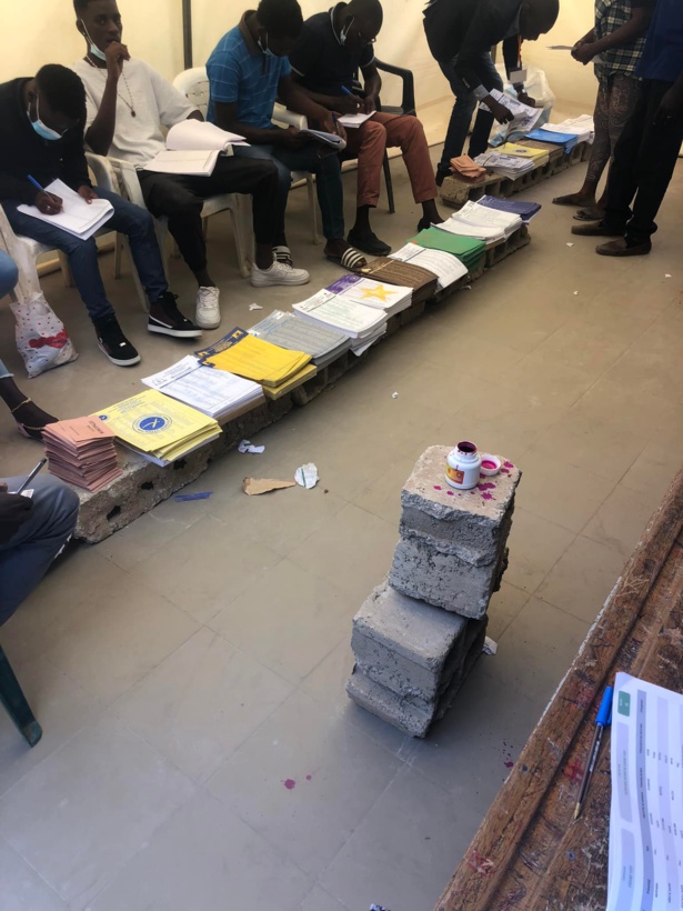 Des briques servant de tables : le régime de Macky SALL récidive