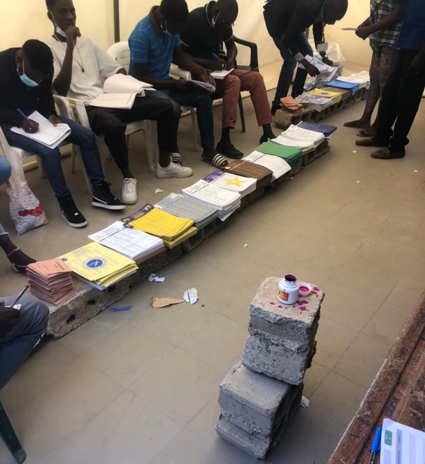 Des briques servant de tables : le régime de Macky SALL récidive