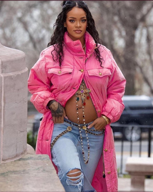 Rihanna enceinte! Elle attend son premier enfant de... Rihanna enceinte! Elle attend son premier enfant de...