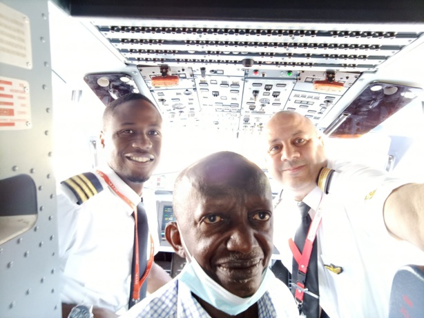 Après 47 ans de bénévolat à l’aéroport de Ziguinchor, Ibrahima Diédhiou décroche son premier contrat d’embauche Après 47 ans de bénévolat à l’aéroport de Ziguinchor, Ibrahima Diédhiou décroche son premier contrat d’embauche