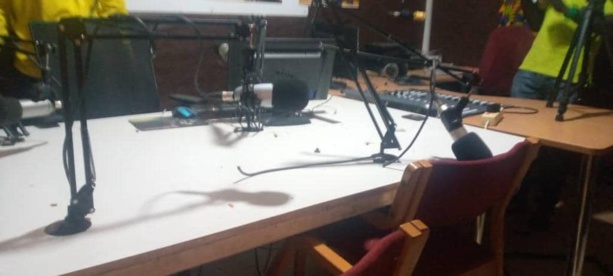 Bissau La radio "capitale Fm" saccagée encore par un groupe de policiers Bissau La radio "capitale Fm" saccagée encore par un groupe de policiers