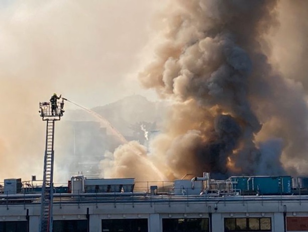 La banque de France, d'où est imprimé le Franc CFA prend feu La banque de France, d'où est imprimé le Franc CFA prend feu