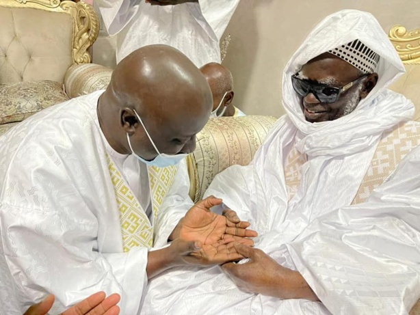 Serigne Mountakha À Idrissa Seck « Yangui Si Yoon Wi... » Serigne Mountakha À Idrissa Seck « Yangui Si Yoon Wi... »