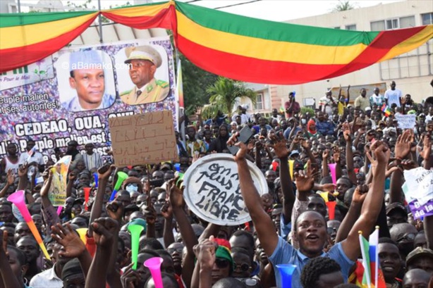 Manifestation populaire à Bamako pour célébrer le départ des soldats français Manifestation populaire à Bamako pour célébrer le départ des soldats français