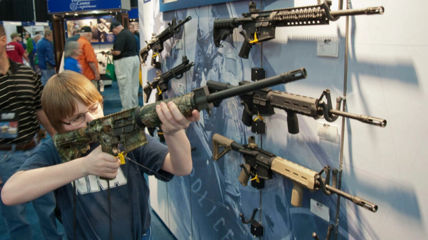 États-Unis: la commercialisation d'un fusil d'assaut destiné aux enfants fait polémique