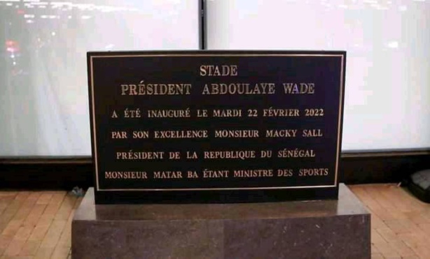 Découvrez la plaque du stade Abdoulaye Wade de Diamniadio Découvrez la plaque du stade Abdoulaye Wade de Diamniadio