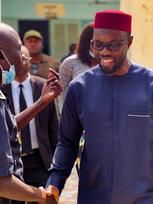 Ousmane Sonko au commissariat central de Ziguinchor... 