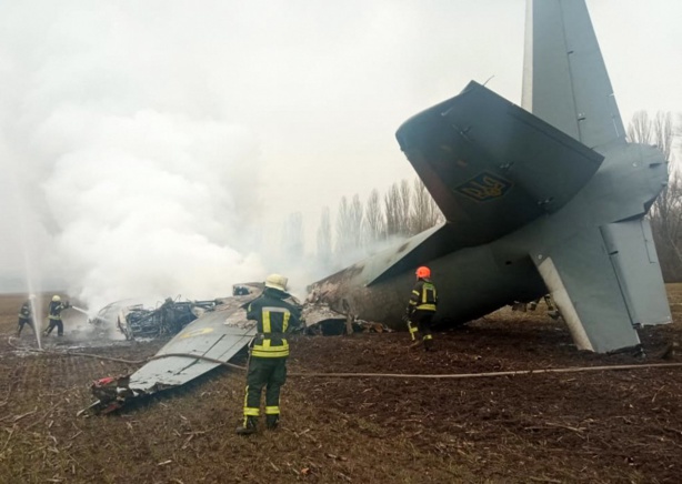 Un avion militaire ukrainien s'est écrasé près de Kiev avec 14 personnes à bord
