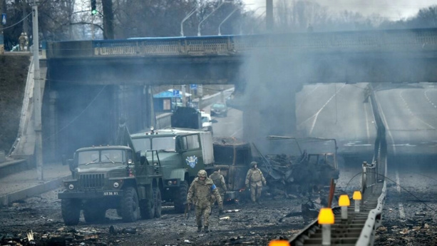 Début du couvre-feu à Kiev, intenses combats dans les villes ukrainiennes