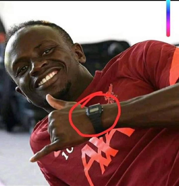 SADIO MANÉ et sa montre, qui coûte à peine 1000 Fcfa SADIO MANÉ et sa montre, qui coûte à peine 1000 Fcfa