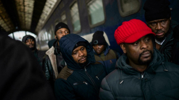 Guerre en Ukraine: l'UA dénonce le traitement raciste dont sont victimes les Africains Guerre en Ukraine: l'UA dénonce le traitement raciste dont sont victimes les Africains