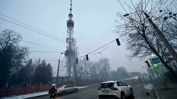 Un missile russe frappe la tour de télévision à Kiev