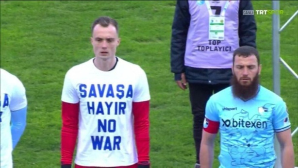 Un footballeur turc refuse de porter un maillot contre la guerre en Ukraine, dénonçant un climat d’hypocrisie