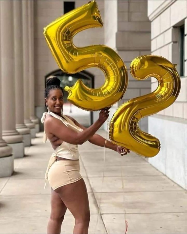 A 52 ans, elle garde sa forme jeune et dévoile les secrets de sa beauté A 52 ans, elle garde sa forme jeune et dévoile les secrets de sa beauté