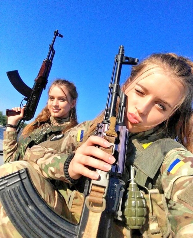 Guerre en Ukraine : Ces femmes engagées militairement Guerre en Ukraine : Ces femmes engagées militairement