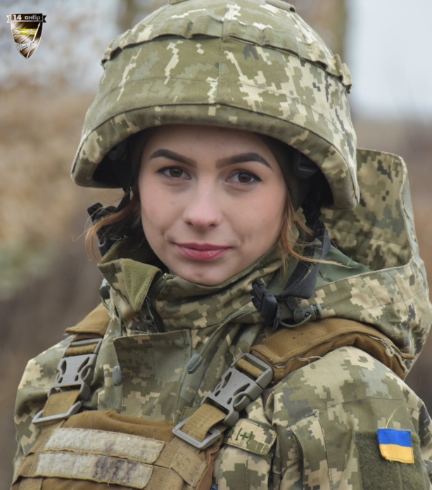 Guerre en Ukraine : Ces femmes engagées militairement Guerre en Ukraine : Ces femmes engagées militairement